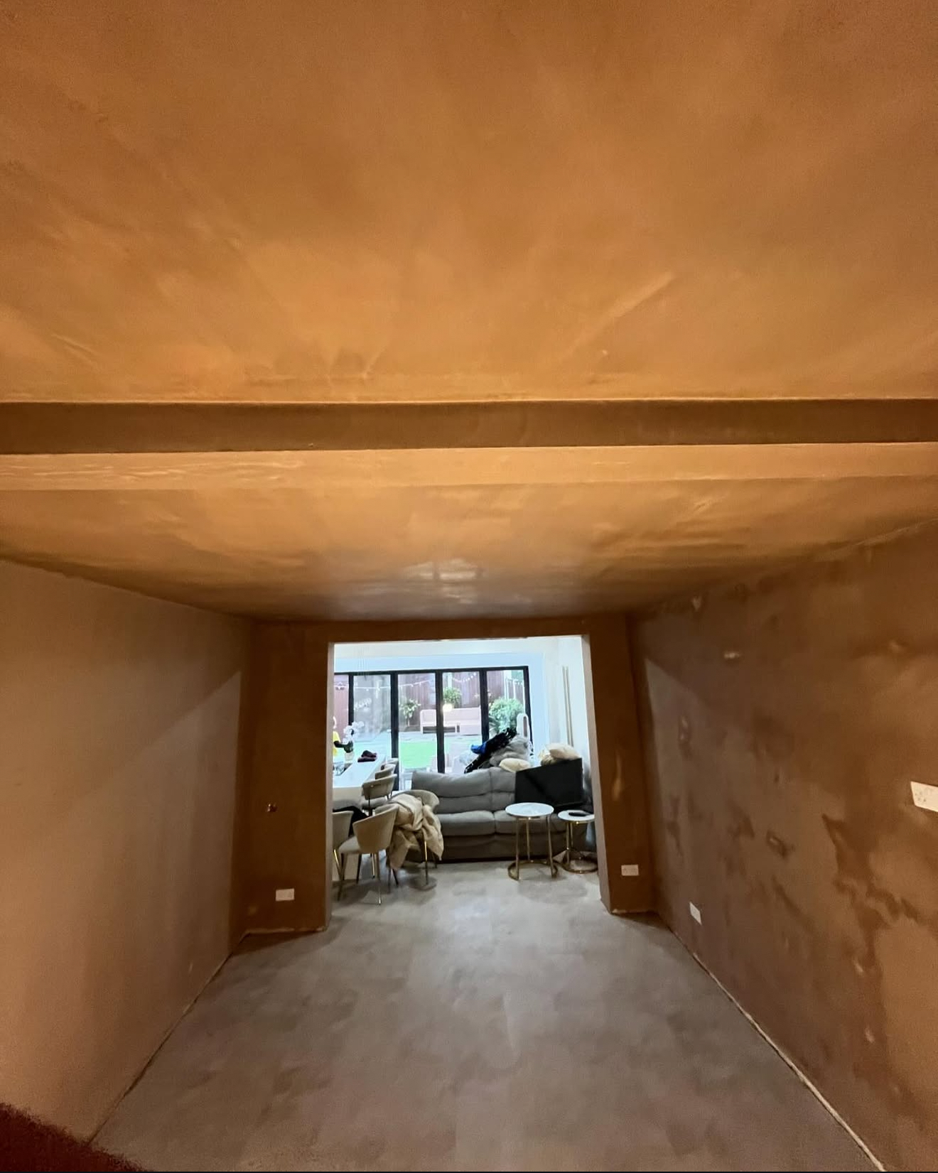 Plastered through-room with a ceiling beam